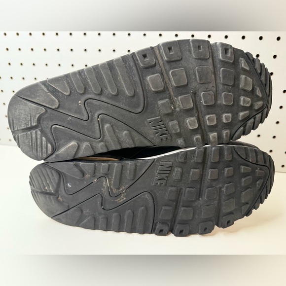Nike Women's Air Max 90 Shoes Black and White Streetwear Classic Vibes Size 8.5M - Picture 11 of 15